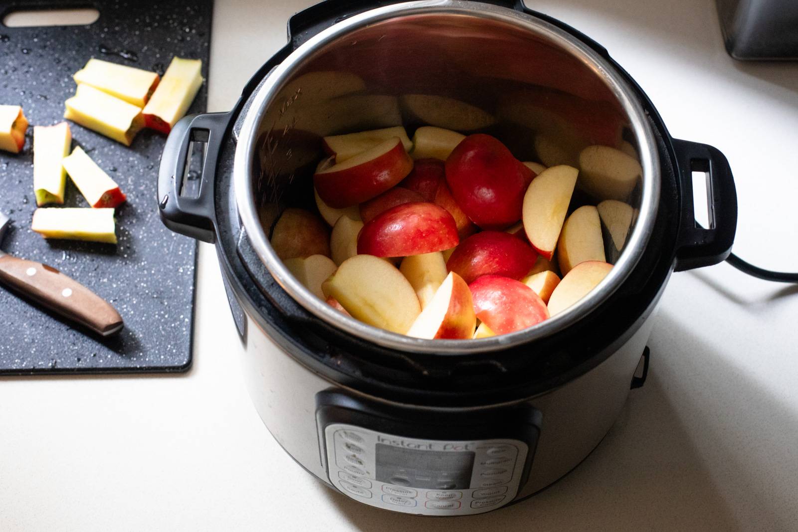 Sliced apples in an Instant Pot.